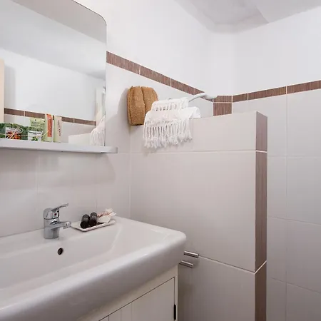 Daire Lithea And By The Sea